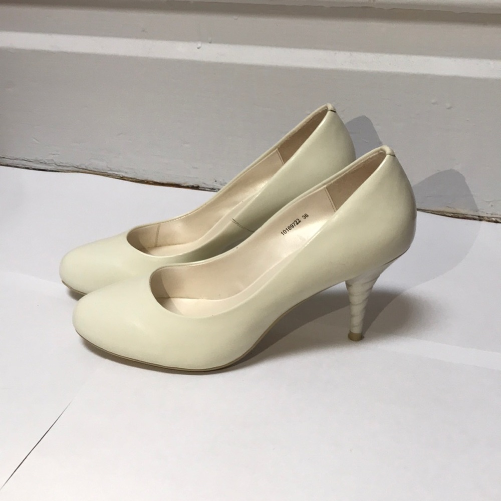 Artemis Hong Kong Off-White Pumps with Spiral Heel